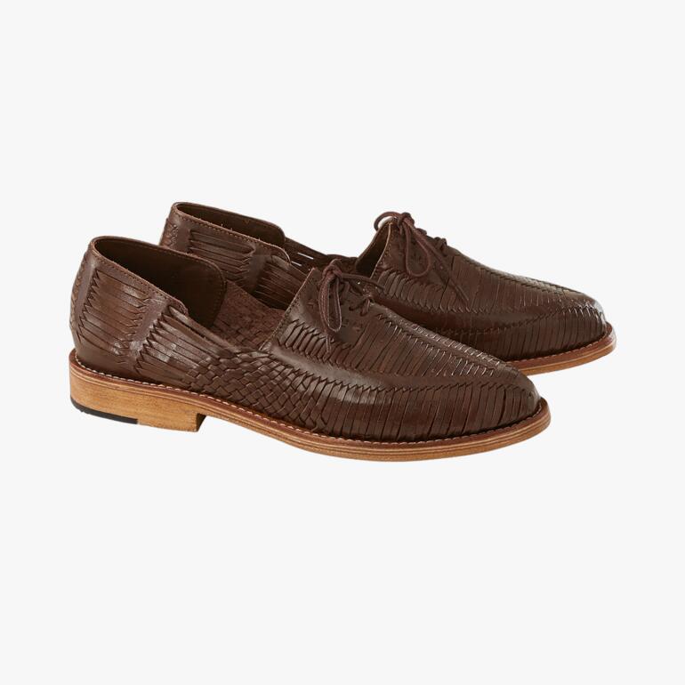 Braune Huarache-Flechtschuhe paar, nebeneinander auf weißem Hintergrund.