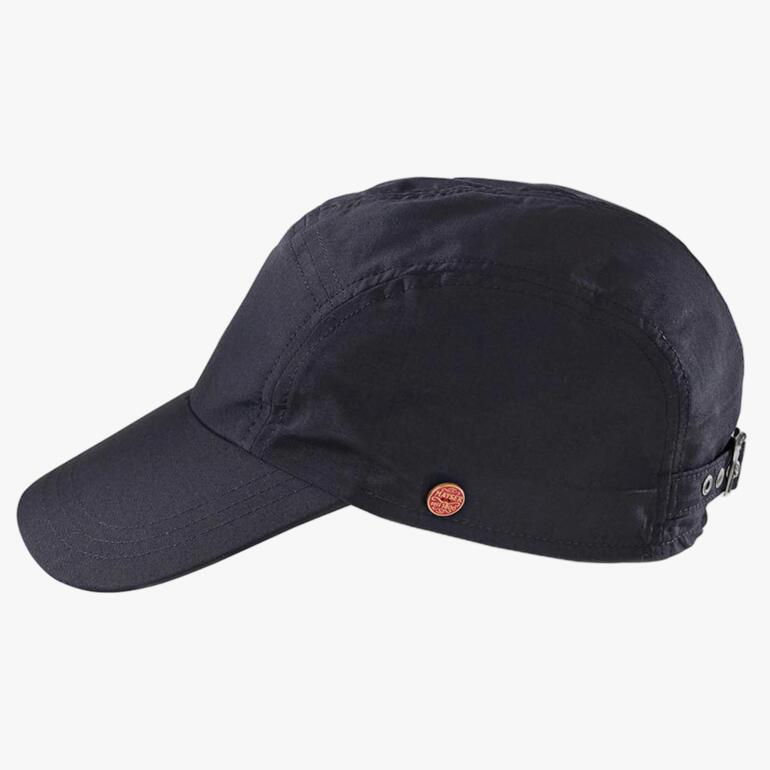 Schwarze Baseball-Cap, Seitenansicht auf einem einfachen Hintergrund.
