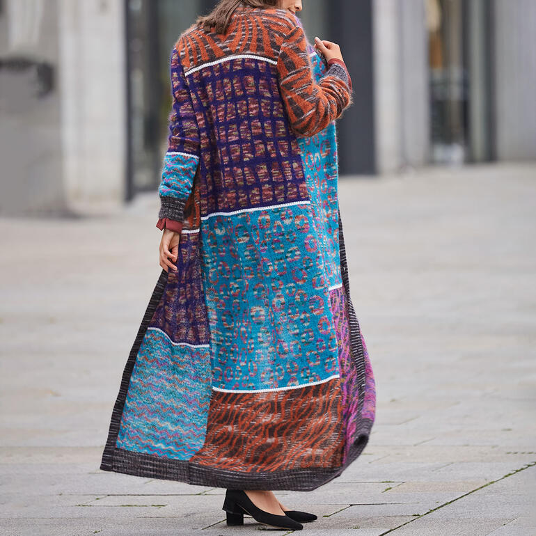 Frau von hinten in einem bunten M Missoni Mohair-Maxi-Mantel.
