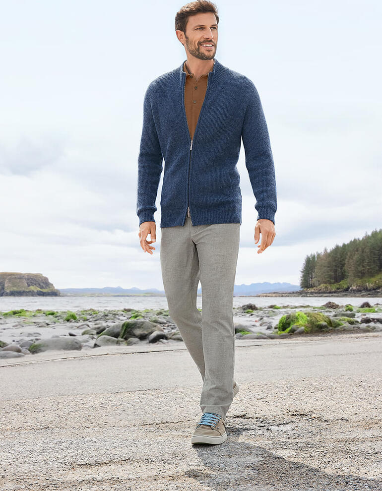 Mann in gemusterter Strickjacke mit Reißverschluss