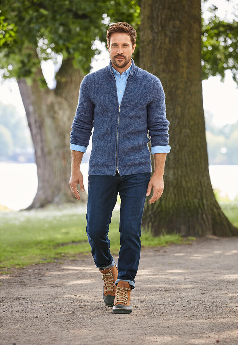 Blau Mann in gemusterter Strickjacke mit Reißverschluss