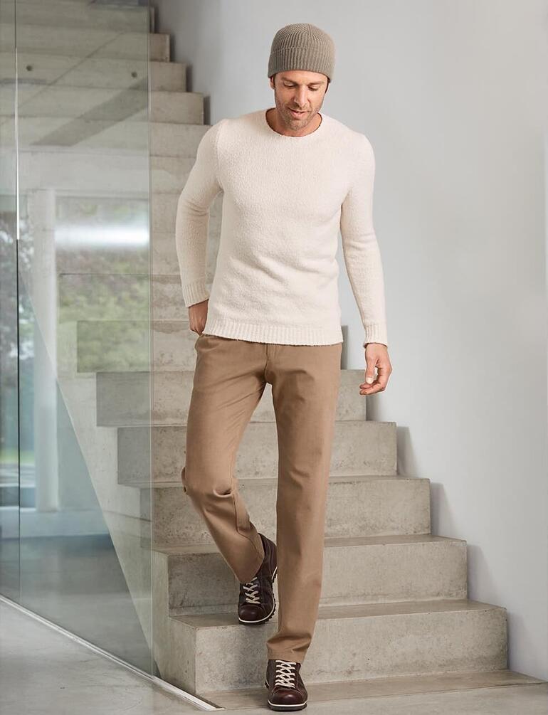 Mann trägt Snipe® Ripple-Ledersneaker in beigen Hosen und hellem Pullover