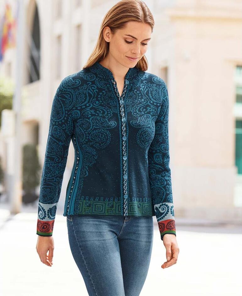 IVKO Jacquardjacke Paisley Blue Frau trägt eine blaue Jacquardjacke mit Paisleymuster im Freien auf einer europäischen Straße.
