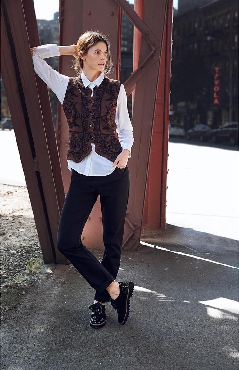 RAPHAELA BY BRAX Komfort-Jeggings Damen in Alpaka-Ornament-Weste und schwarzer Hose, mutig posierend in der Stadt.