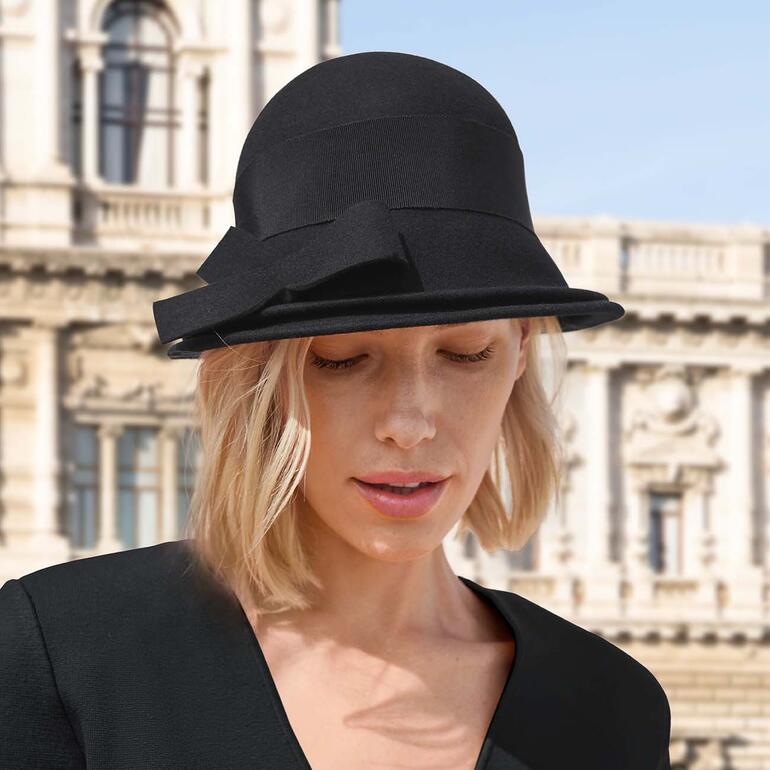 Céline Robert Merinofilz-Cloche Schwarzer Merinofilz-Hut mit Schleife und breiter Krempe