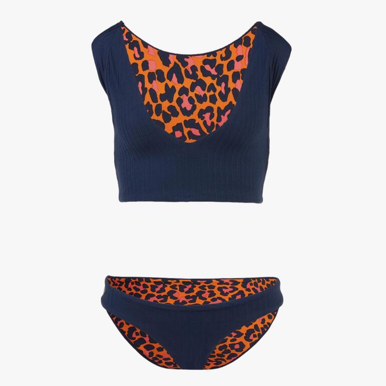 Bikini-Set in dunkelblau mit einem orange-schwarzen Tiermuster.