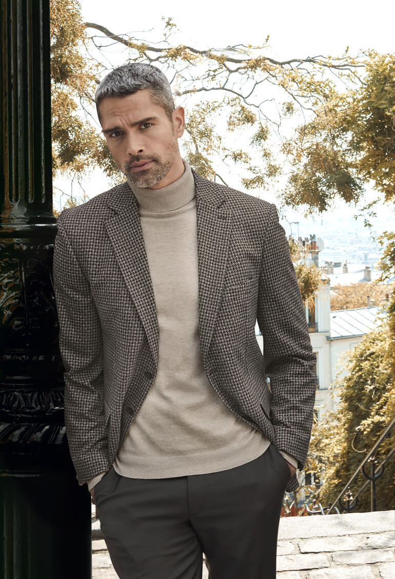 Mann in Woll-Seiden-Jersey-Sakko mit beigem Pullover, Herbstszene