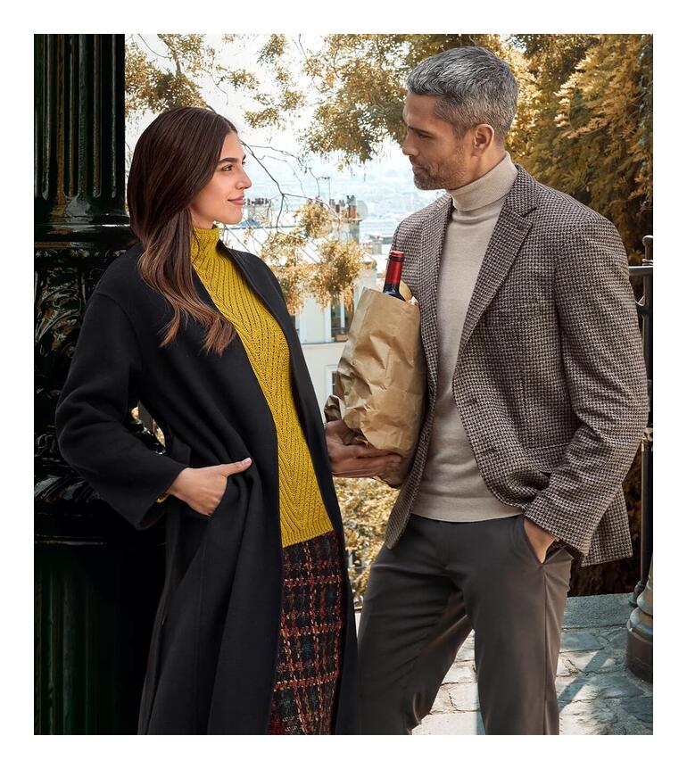 Mann und Frau in Herbstkleidung, er trägt Woll-Seiden-Jersey-Sakko