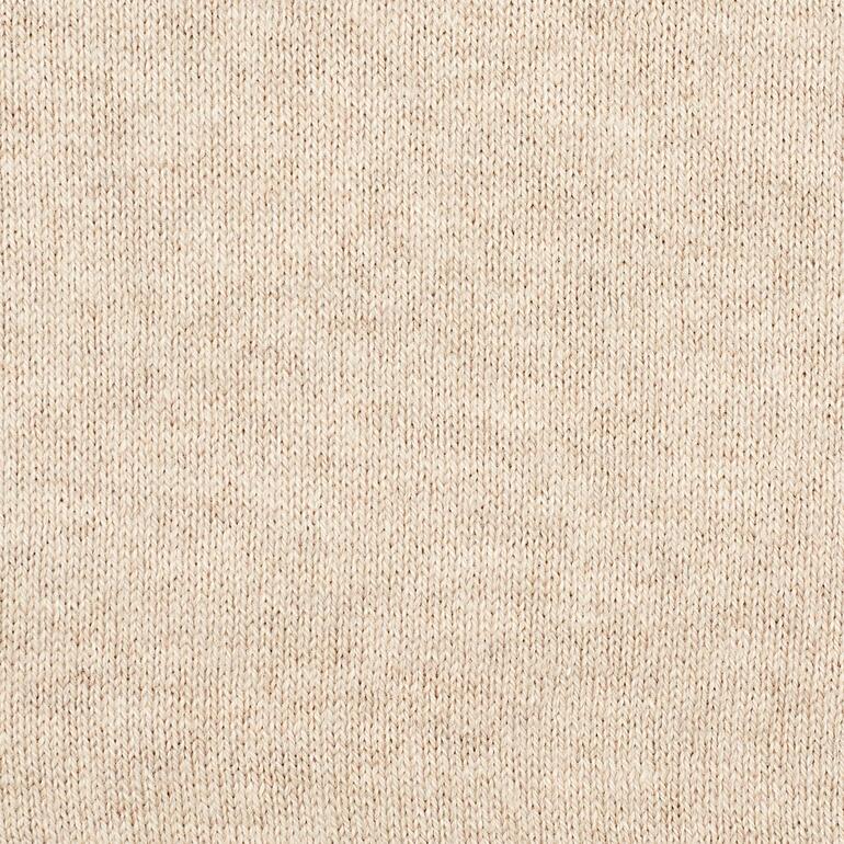 Nahaufnahme eines cremefarbenen Feinstrick-Rollkragens.