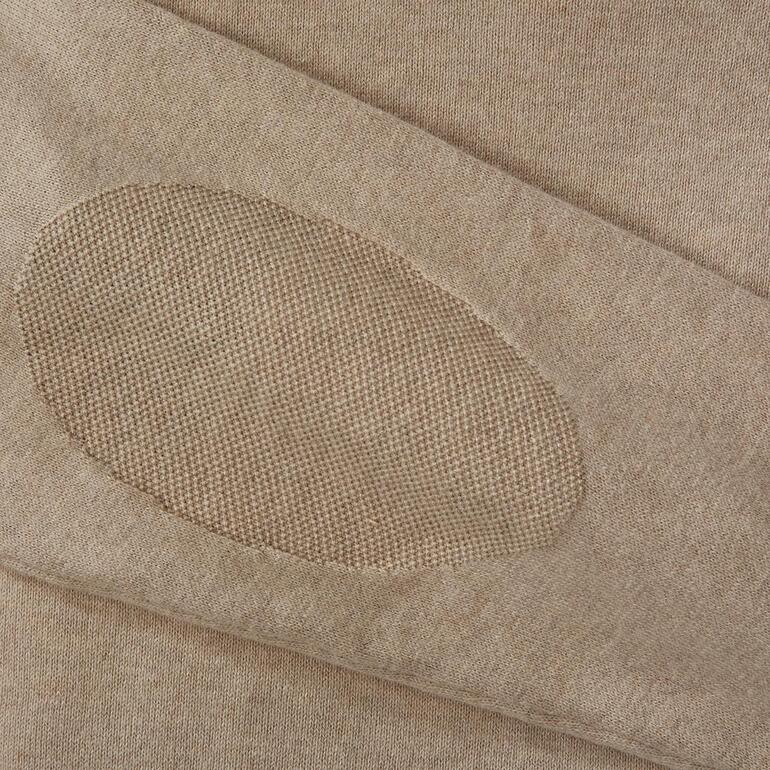Details eines beigen Feinstrick-Rollkragenpullovers mit Ellbogenpatch.