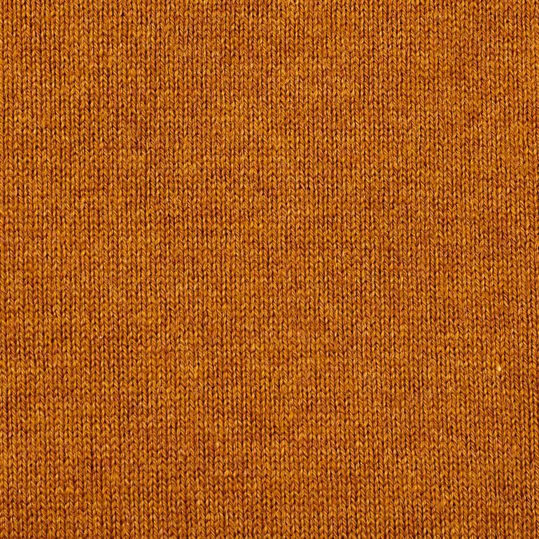 Nahaufnahme eines curryfarbenen Feinstrickstoffs.