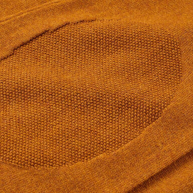 Details eines curryfarbenen Feinstrick-Rollkragenpullovers mit Ellbogenpatch.