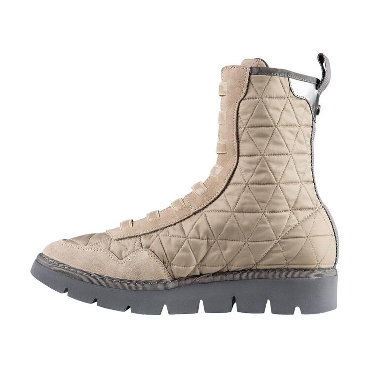 Seitenansicht einer beige Schlupf-Boots mit gestepptem Design.