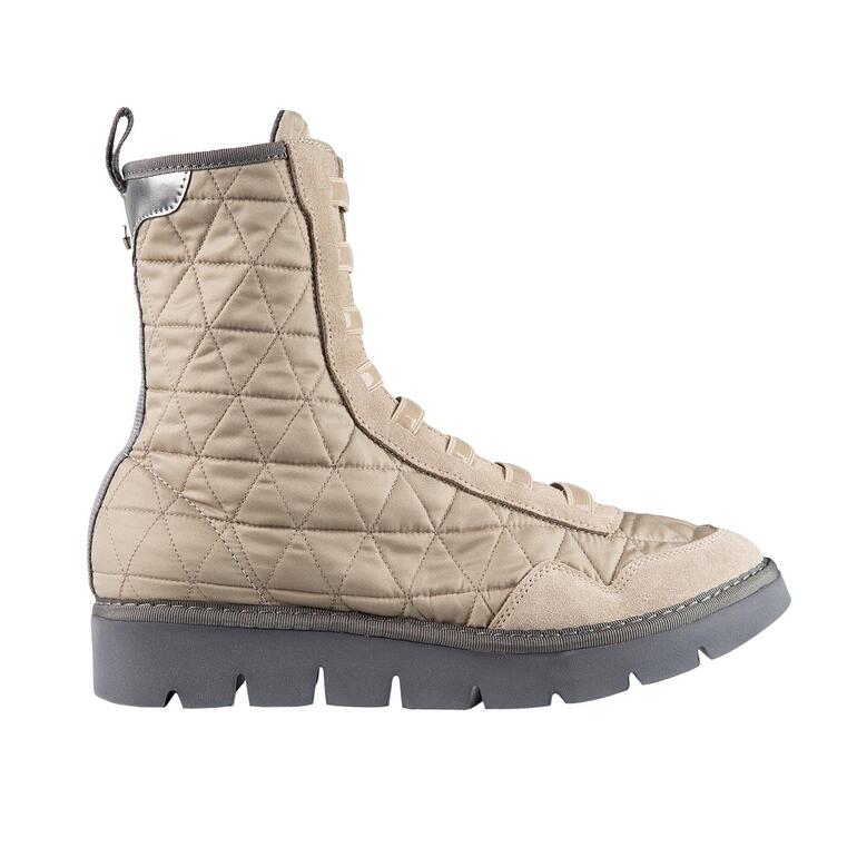 Seitenansicht der Schlupf-Boots in hellem Beige.