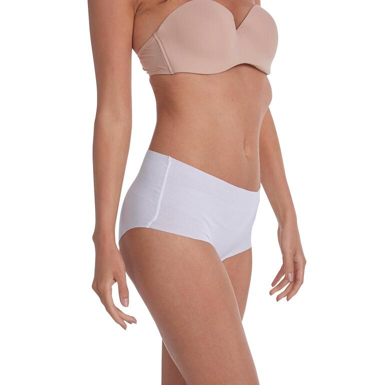 Weiß Dame trägt weißen Highwaist-Slip von Hanro.