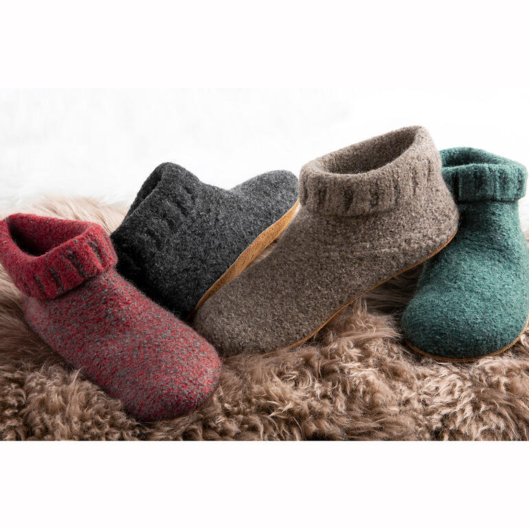 Gottstein Walkstrick-Boots Verschiedene Gottstein Walkstrick-Boots in verschiedenen Farben auf weichem Hintergrund.