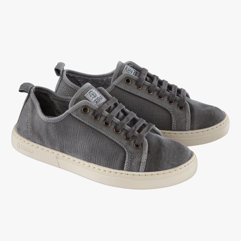 Zwei graue Canvas-Sneaker von Natural World auf einem weißen Hintergrund.