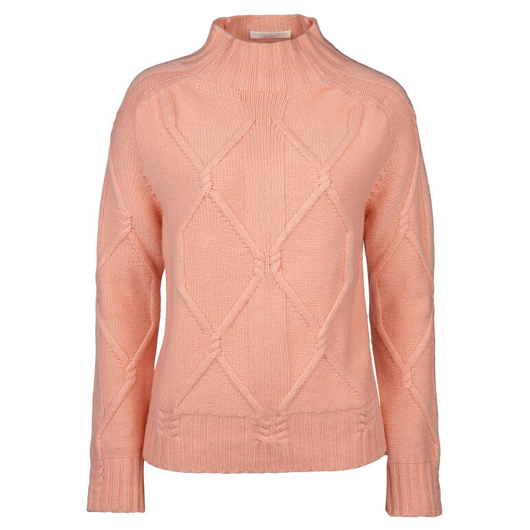 Pullover Vorderansicht eines pinkfarbener Strickpullovers mit Zopfmuster.