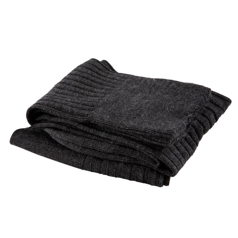 Gepackte graue Merino-Socken im gestapelten Design auf weißem Hintergrund