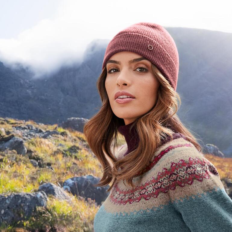 Marsala Rote Kaschmir-Beanie auf einem Frauengesicht im Freien