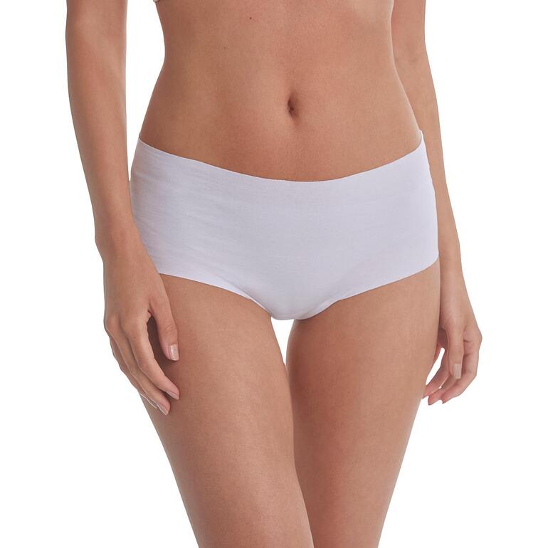 Weißer Highwaist-Slip auf einer Frau stehend
