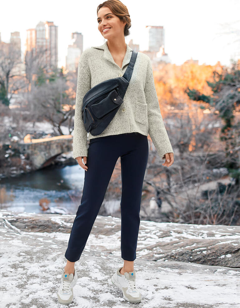Navy Frau in einer Schlupfhose mit sportlichem Look im Freien