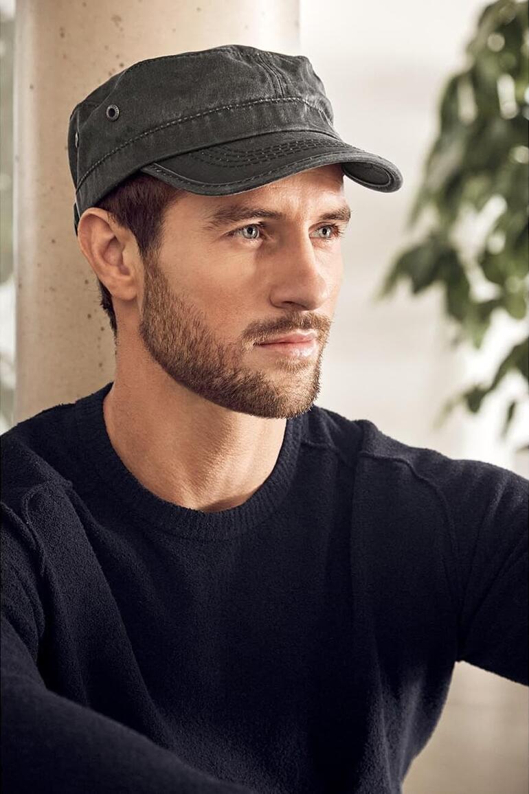 Stetson Sunblocker-Field-Cap Mann trägt eine grüne Stetson-Kappe, Blick zur Seite