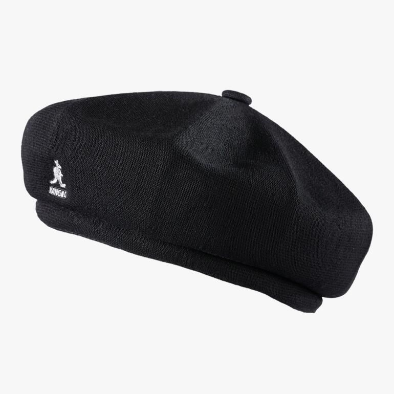 Schwarzes Kangol-Barett in seitlicher Ansicht.