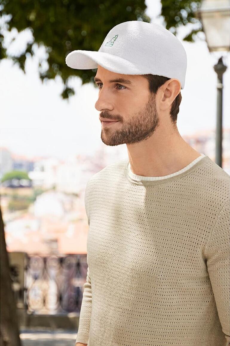Kangol® Frottee-Cap Model trägt einen weißen Kangol Frottee-Cap