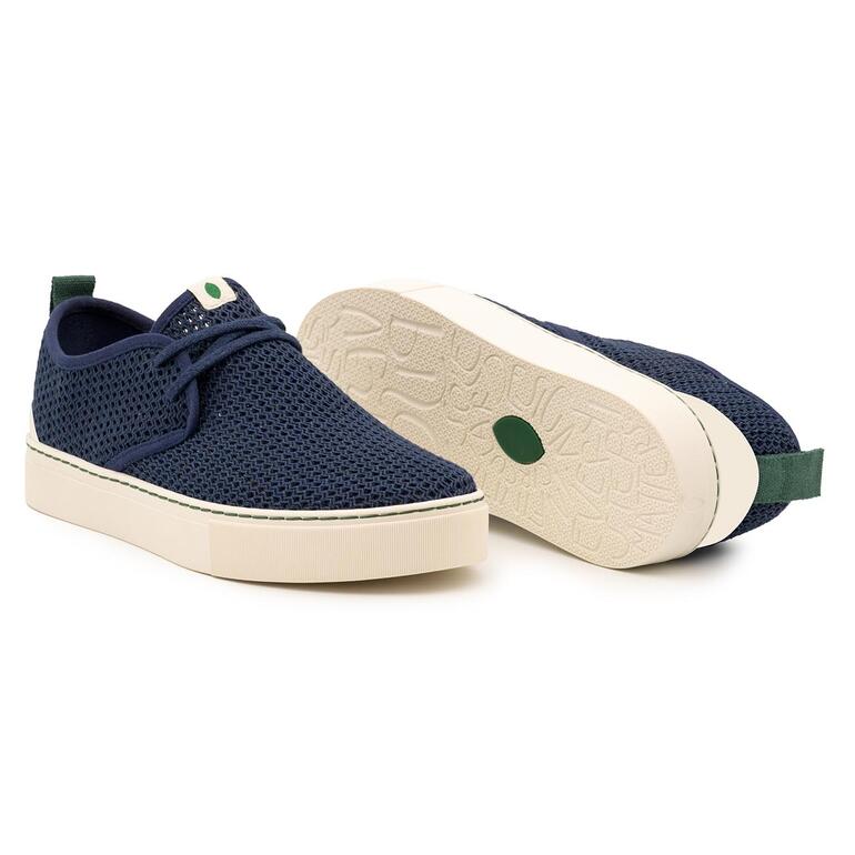 Dunkelblaue Mesh-Sommersneaker, leicht geöffnet.