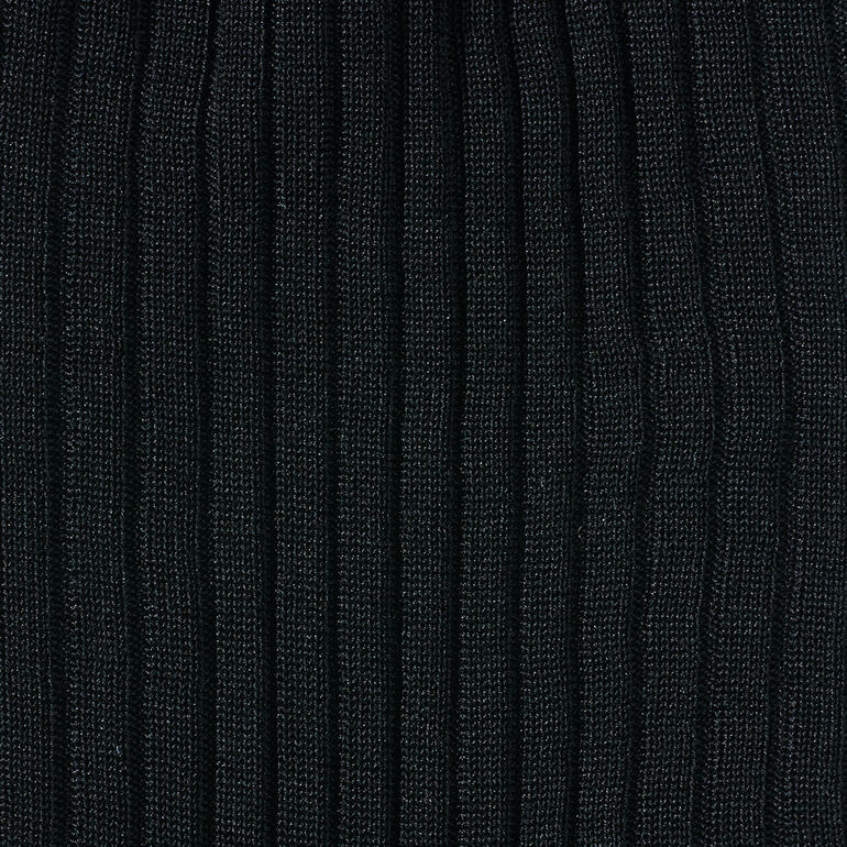 Schwarz Schwarze, gerippte Baumwollsocken im Detail.