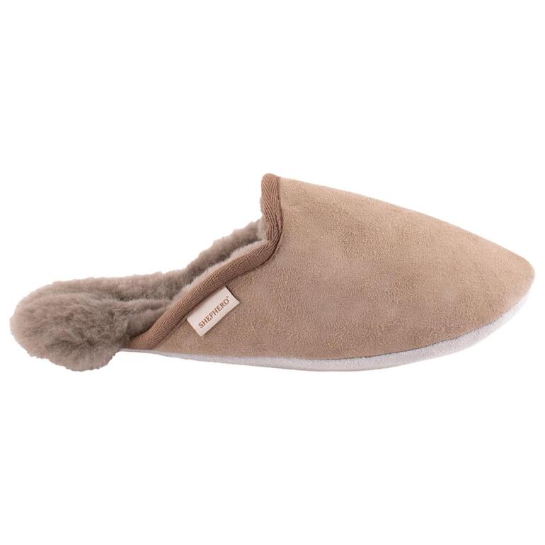 Stein Seitenansicht des Shepherd Lammfell-Slippers in Beige mit weichem Innenfutter.