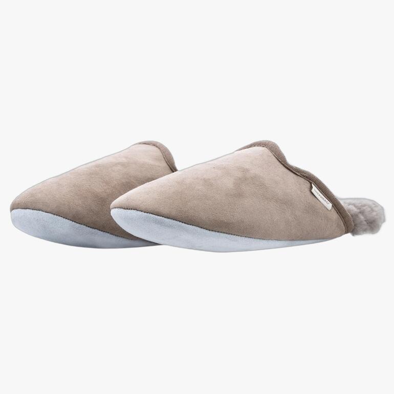 Zwei Shepherd Lammfell-Slipper in Beige, seitlich mit weichem Innenfutter.