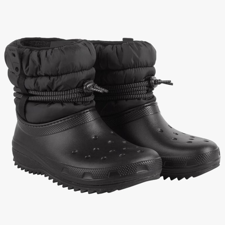 Zwei Paar schwarze Crocs™ Winterboots nebeneinander.
