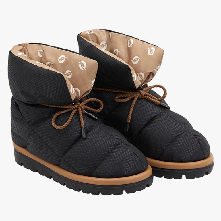 Schwarze Daunen-Sockboots seitlich mit gefüttertem Schaft.