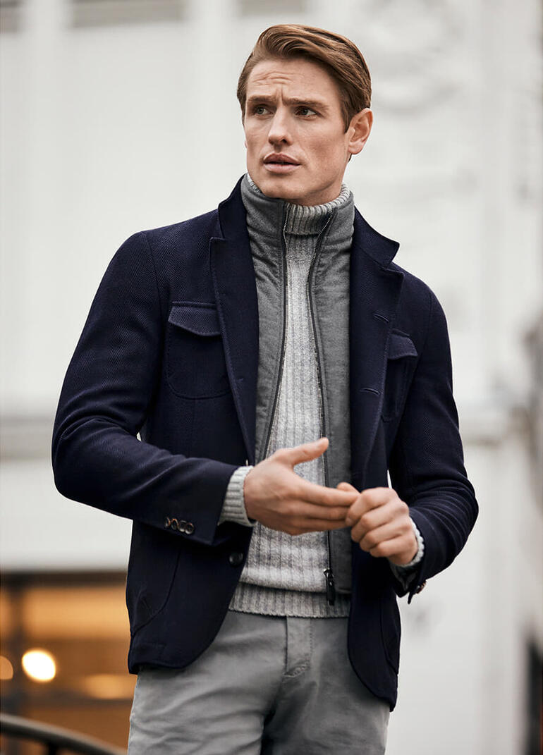 Dunkelblaue Windstopper-Jacke von Carl Gross mit Stehkragen und Taschen.