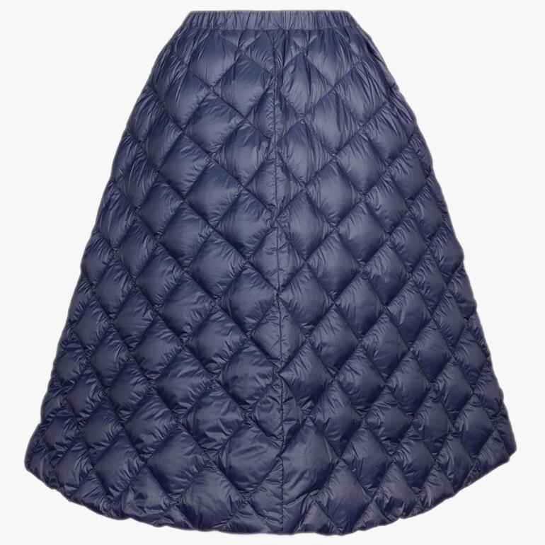 Gestepptes Design des Taion Daunen-Stepprocks, Ansicht von hinten.