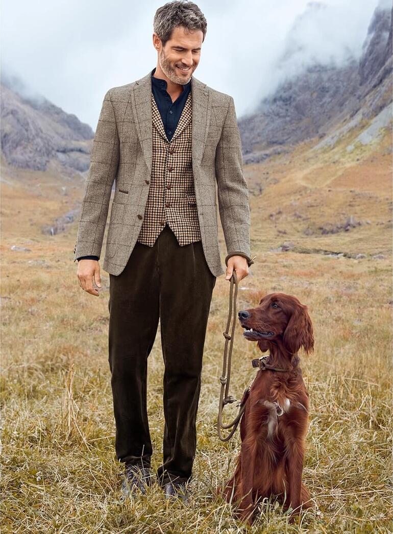Sakko und Weste Carl Gross Harris Tweed-Sakko, Modell mit Hund und Naturkulisse.