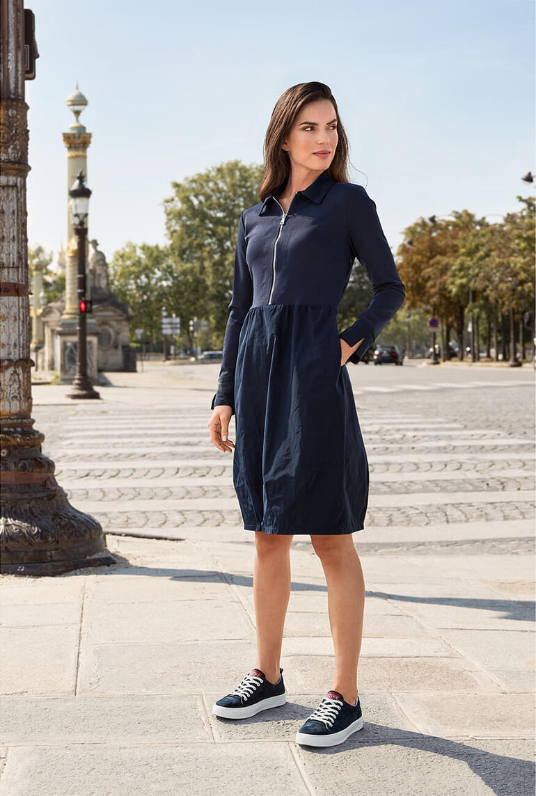 Vicario Cinque Casual-Kleid Frau in navy Casual-Kleid steht an einer Straßenecke mit historischen Gebäuden.