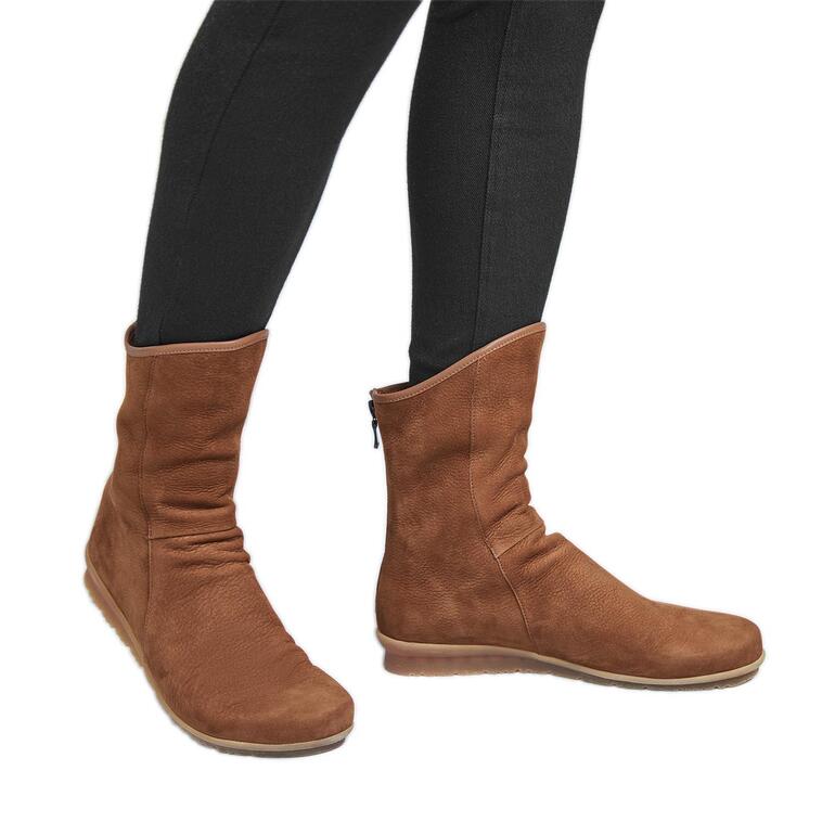 arche Stierleder-Stiefelette Braune arche Stierleder-Stiefelette, lässig am Fuß einer Person, die schwarze Leggings trägt.
