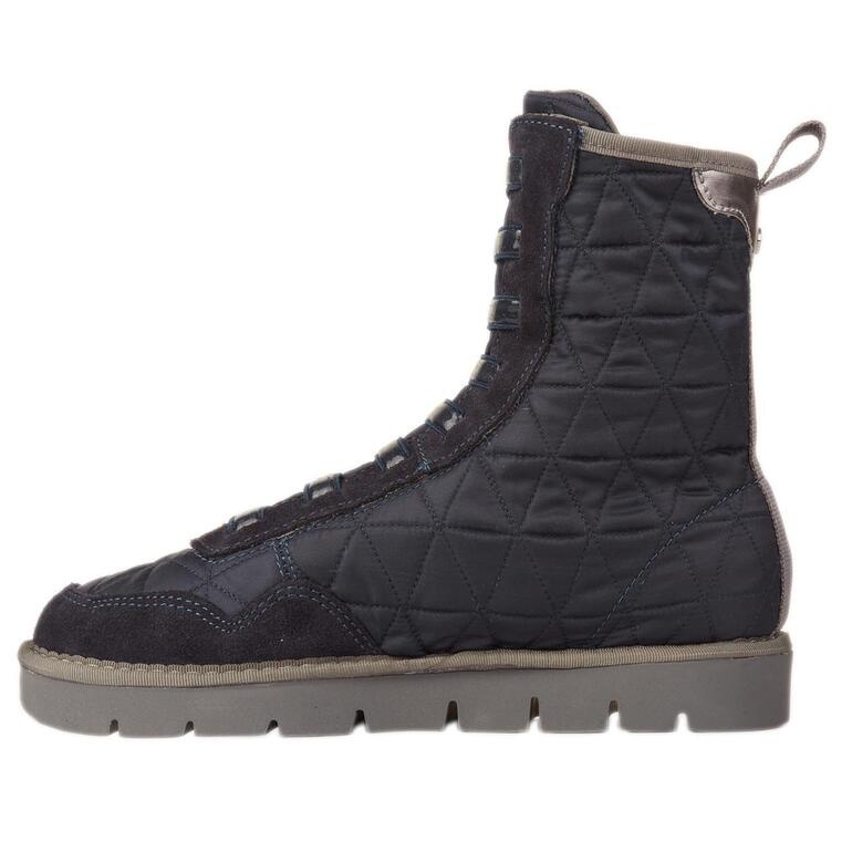 Seitenansicht einer schwarzen Schlupf-Boots mit strukturierter Oberfläche.