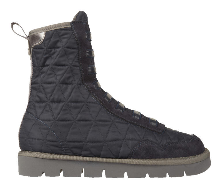 Seitenansicht einer schwarzen Schlupf-Boots, zeigend die Struktur.