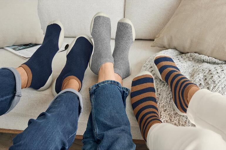 Collégien Haussocken Drei Paar Haussocken in verschiedenen Farben an einem Sofa.