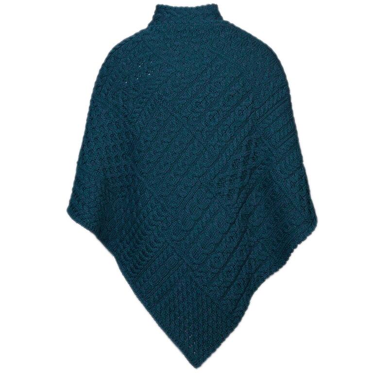 Atlantikblau Rückansicht des IrelandsEye Aran-Ponchounds in aquamarin Farben.