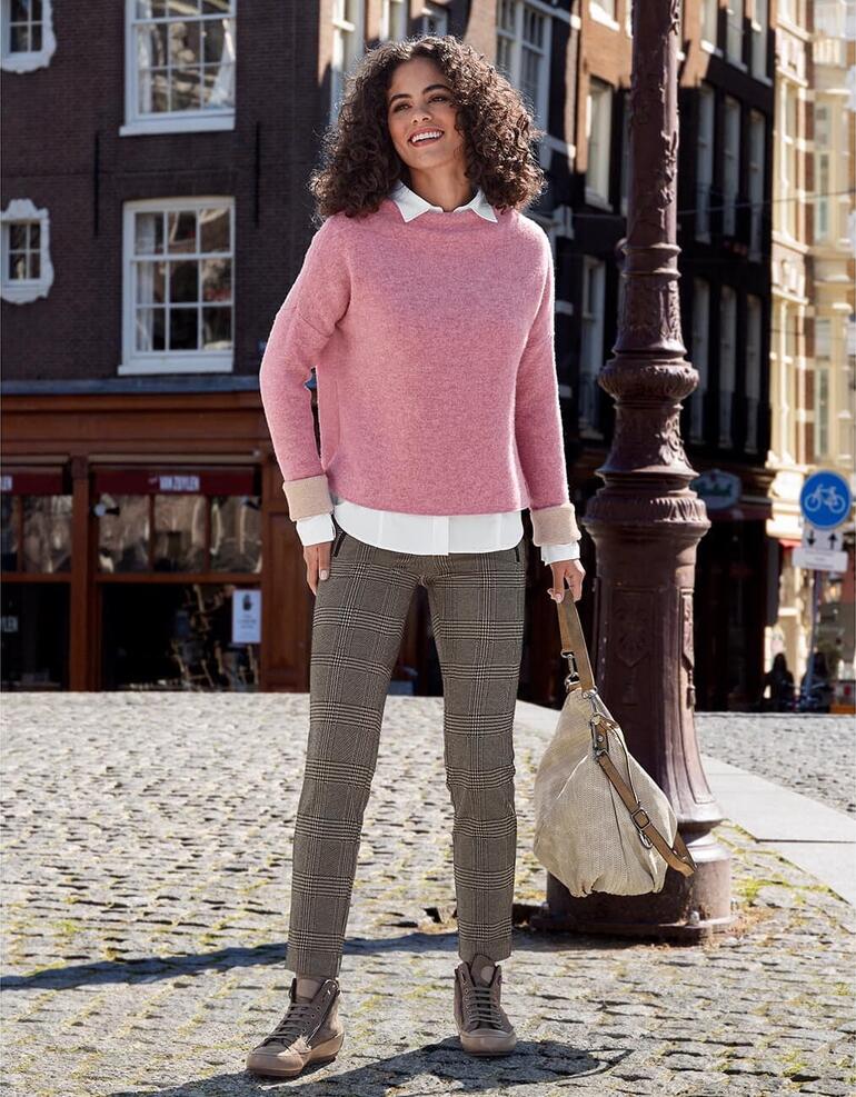 Rosa Frau in Karo-Schlupfhose auf Pflasterstraße