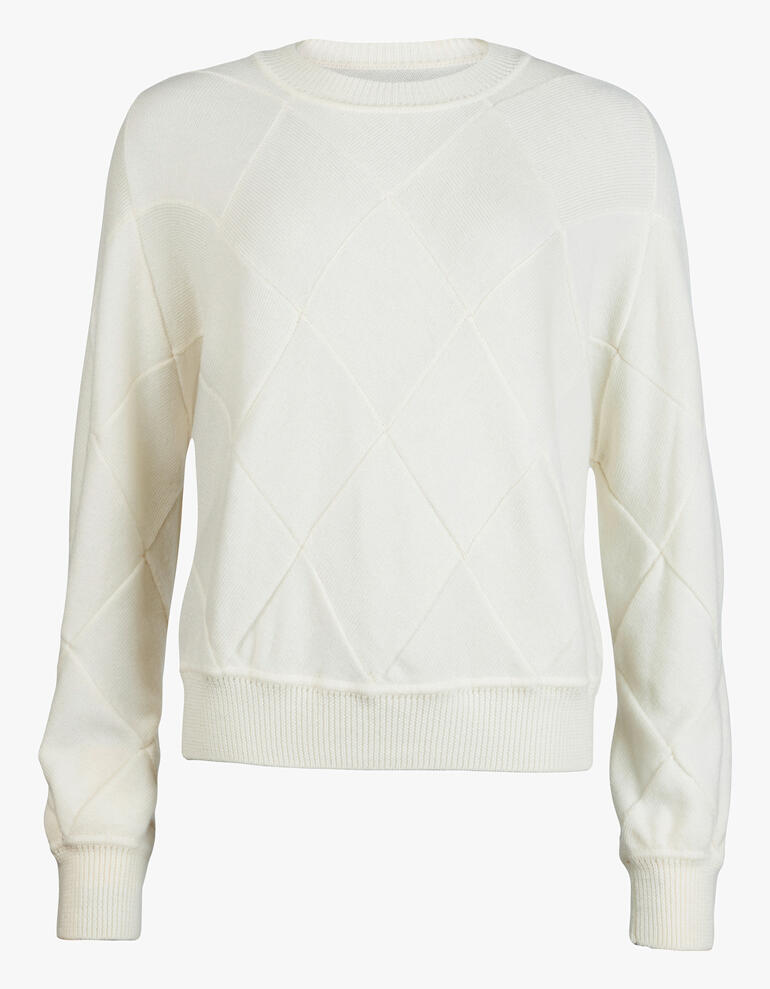 Vorderansicht von zartgelbem Pullover mit diagonalen Strickmustern.