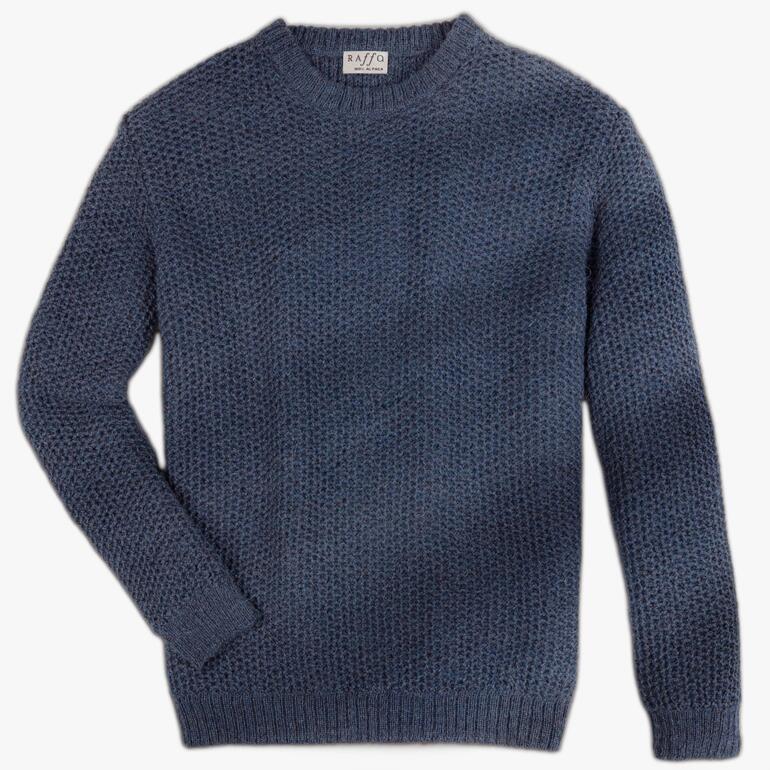 Grauer Alpaka-Honeycomb-Pullover auf einem weißen Hintergrund