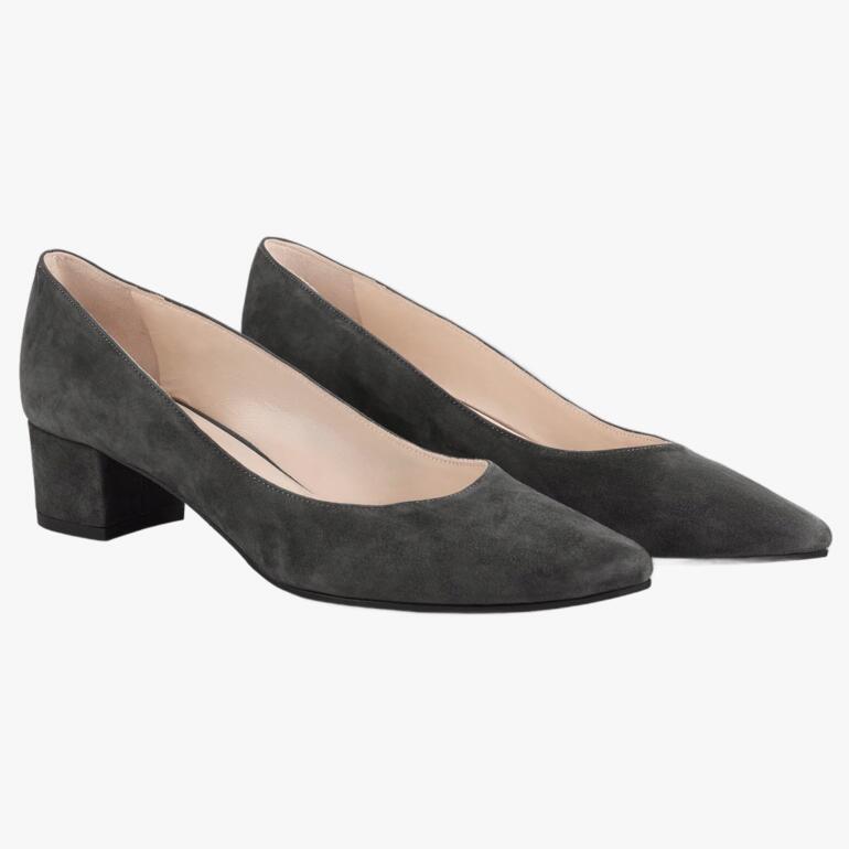 Paar schwarze Ballerina-Pumps aus Wildleder, dreiviertelansicht.
