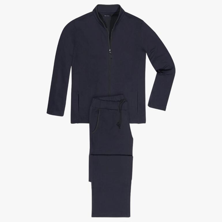 Komplettes Loungewear-Outfit in Dunkelgrau bestehend aus Jacke und Hose.