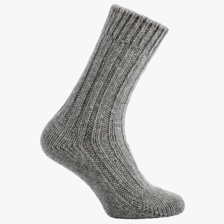 Hellegraue Alpaka-Kuschelsocken im seitlichen Blick.